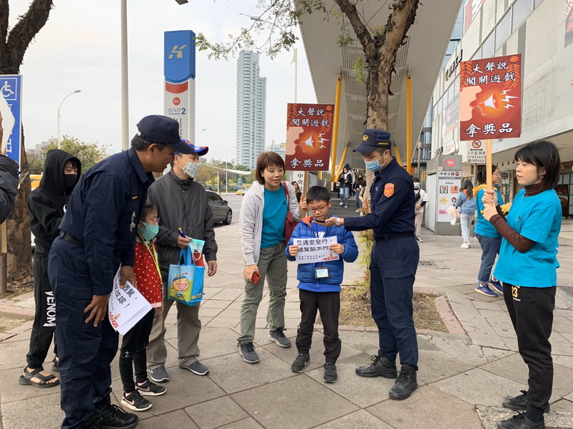 五福二路派出所警與山達基攜手街頭宣導反酒駕