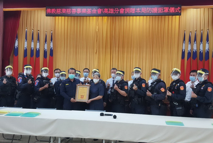 提升員警防疫安全 慈濟基金會致贈高雄市警察局千枚防疫面罩