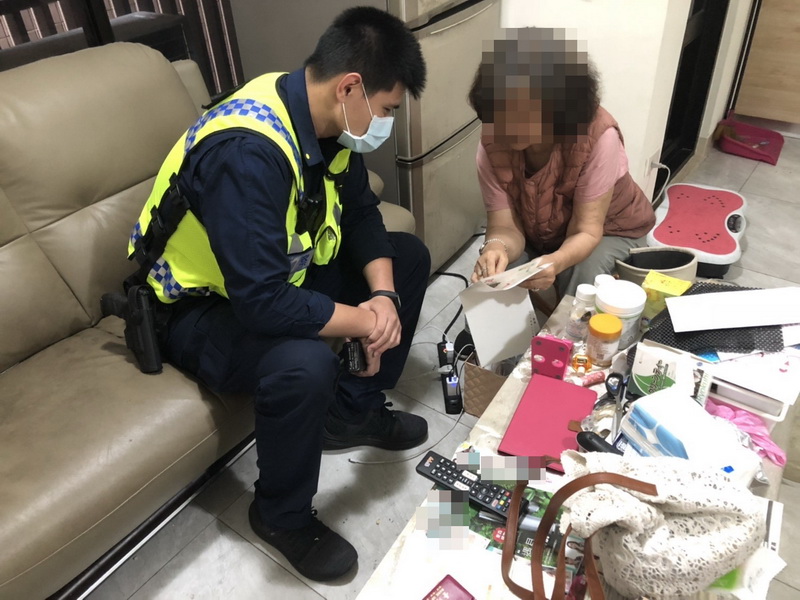 苓雅分局警員肉身護清潔員清理油漬路面 大獲好評