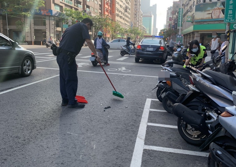 車禍碎片滿地 苓雅分局警急清除紓解交通壅塞