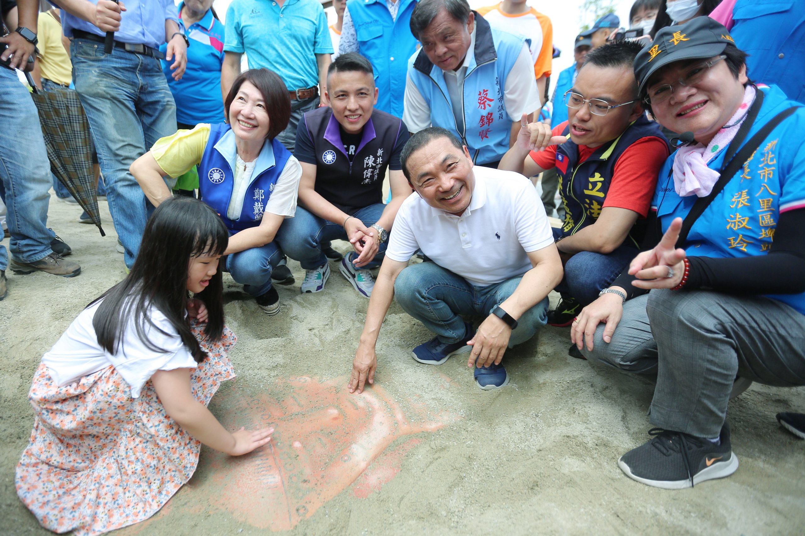 走訪八里十三行文化公園兒童遊戲場 侯友宜邀市民來尋寶