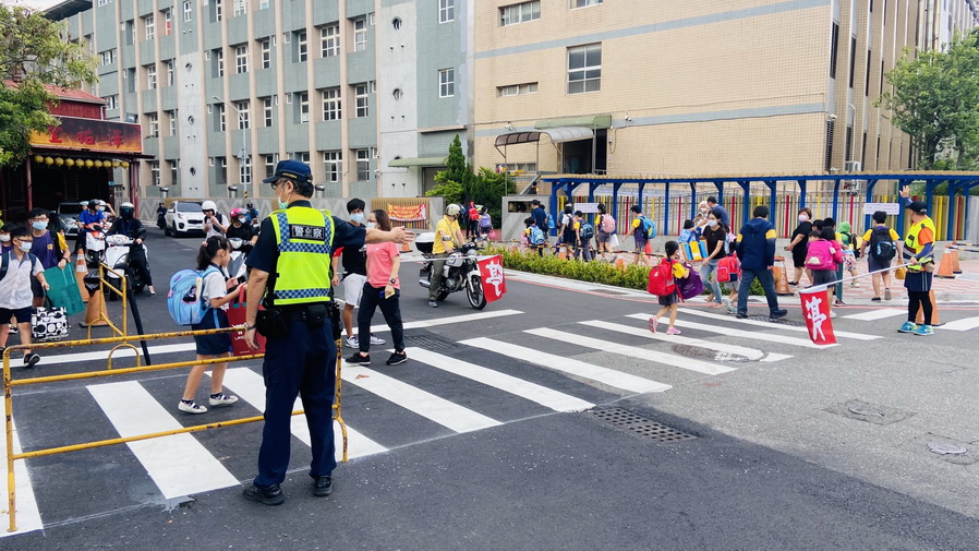 開學日 台南市五分局警動員「護童」