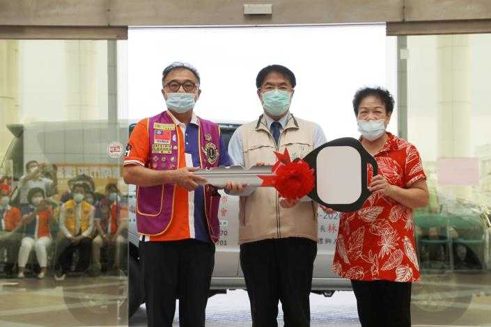 台南市長黃偉見證獅子會傳愛 捐車助學金
