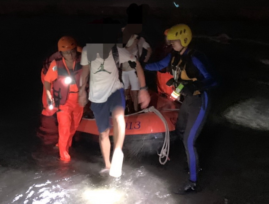 學生受困旗津摩西分海 海巡消防合力救援成功救援