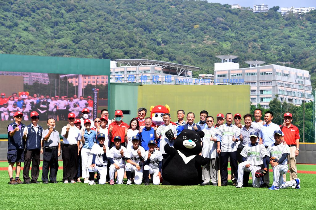 全臺首座人工草皮棒球場完工啟用 柯文哲開球:期待球員繼續為臺灣爭光