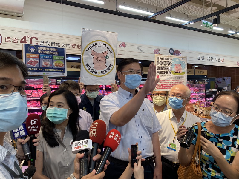 高市衛生局、消保官、農業局、新聞局視察賣場肉品標示