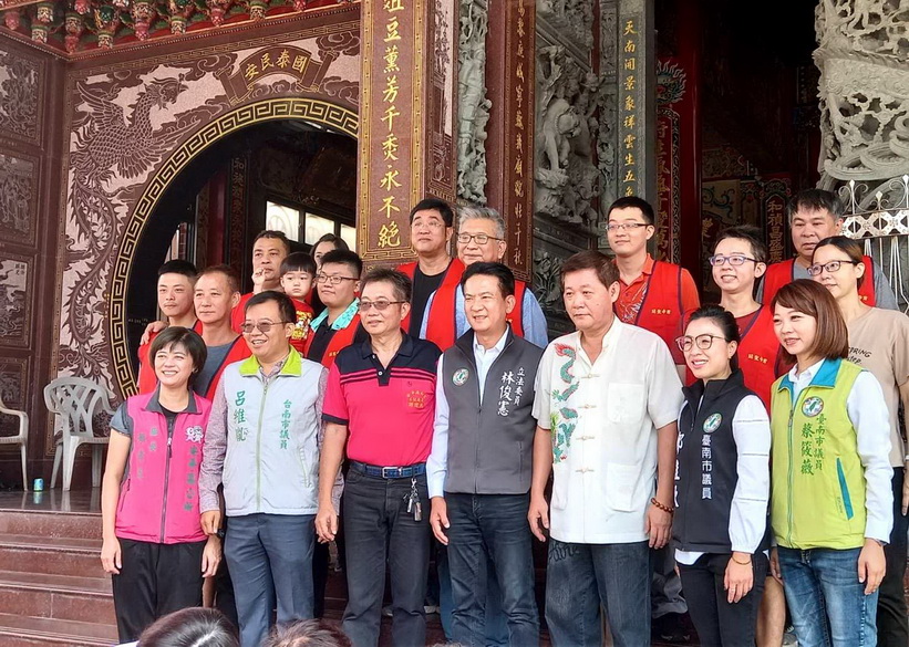 台南立委偕慈善會捐物資 嘉惠三○八弱勢戶