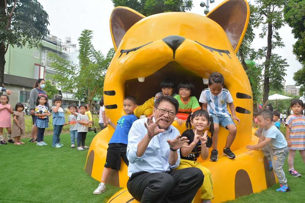 屏東勝利動物溜滑梯公園開幕 縣長潘孟安體驗