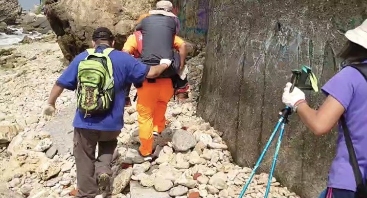 柴山秘境登山團成員扭傷 海巡及團友接力揹負送醫