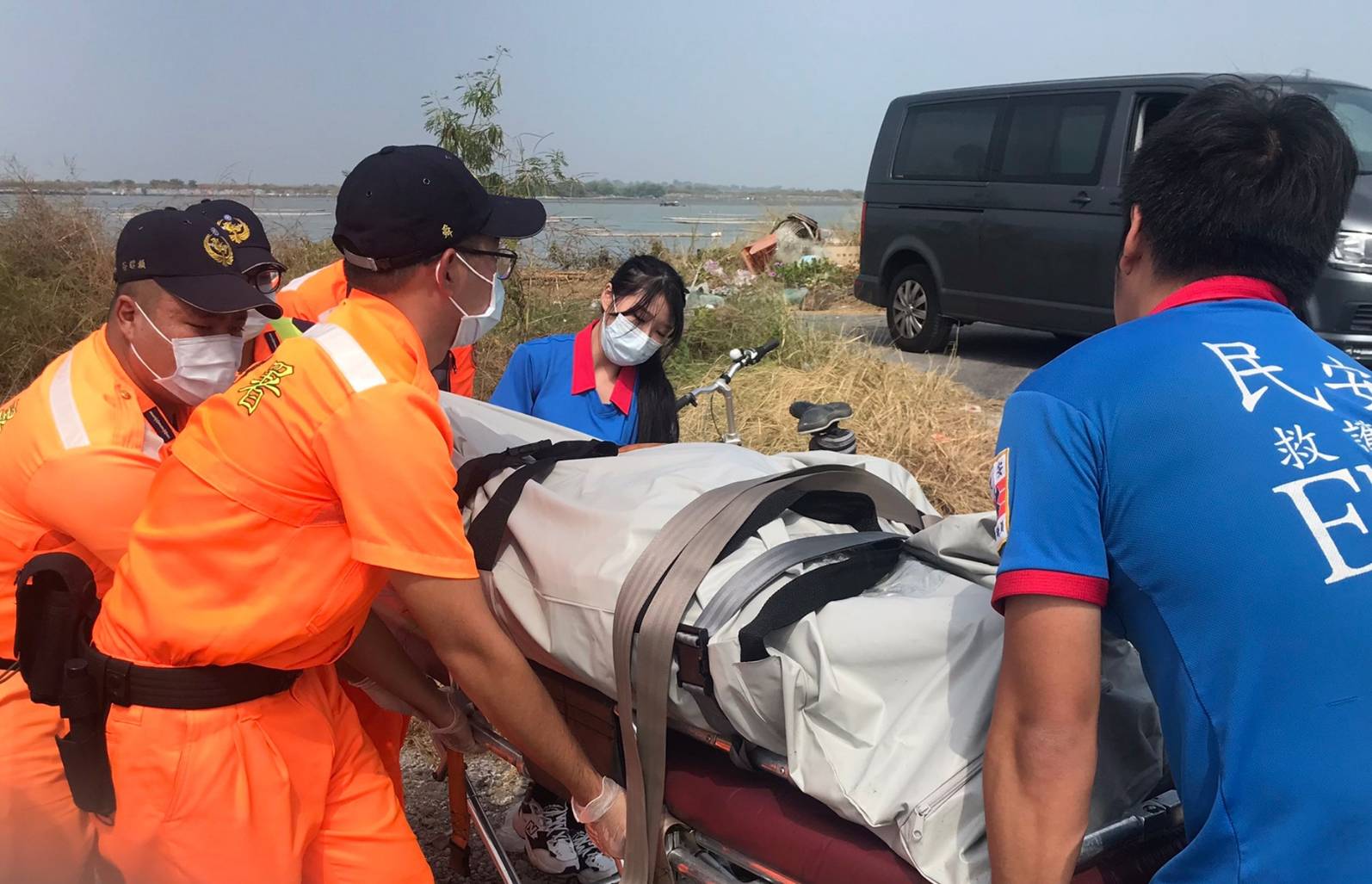 海上驚見遺體  海巡署第六巡防區協助打撈上岸