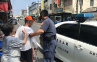 最美麗的風景 員警細心護送獨居翁返家