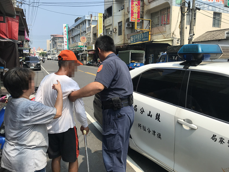 最美麗的風景 員警細心護送獨居翁返家