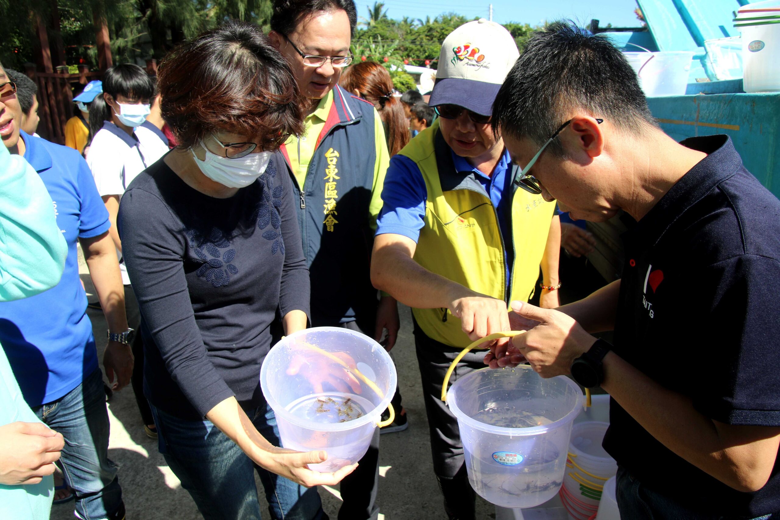 東海岸珊瑚生態養護 台東長縣饒慶鈴放流魚苗