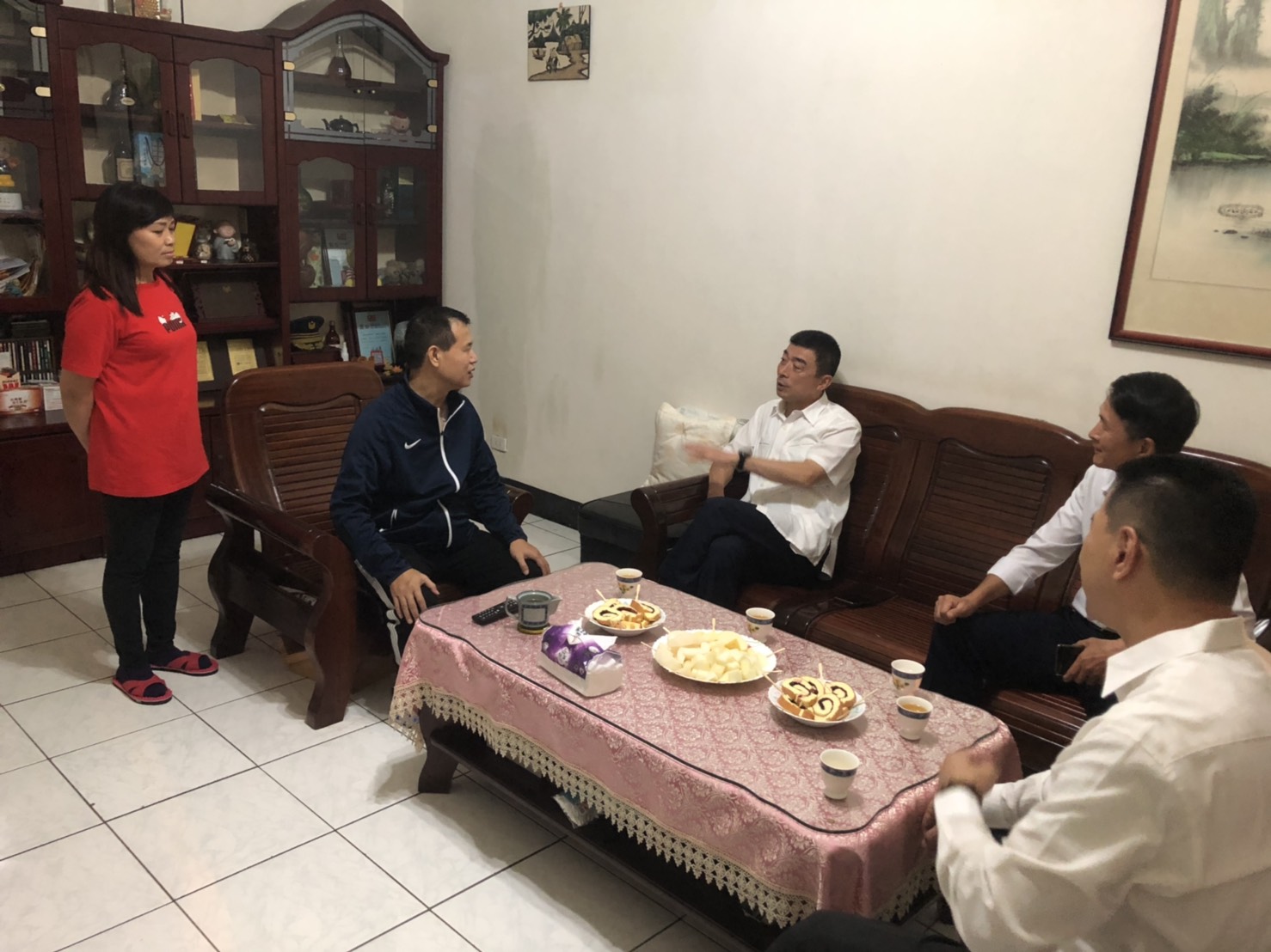 派出所長因公抽搐逐漸康復 高雄市警察局局長前往家中探視