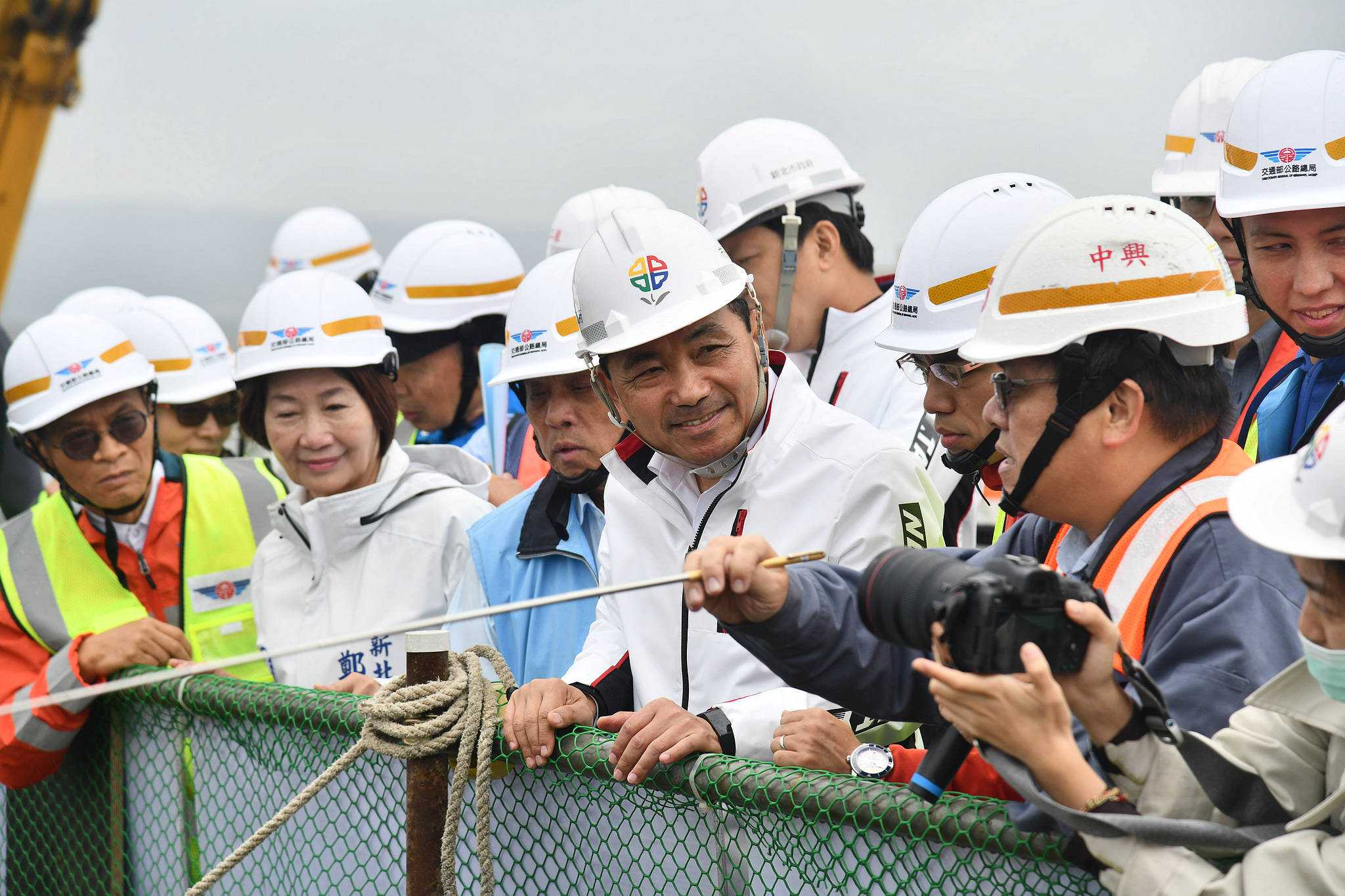 新北市長侯友宜視察淡江大橋 盼成世界指標建築