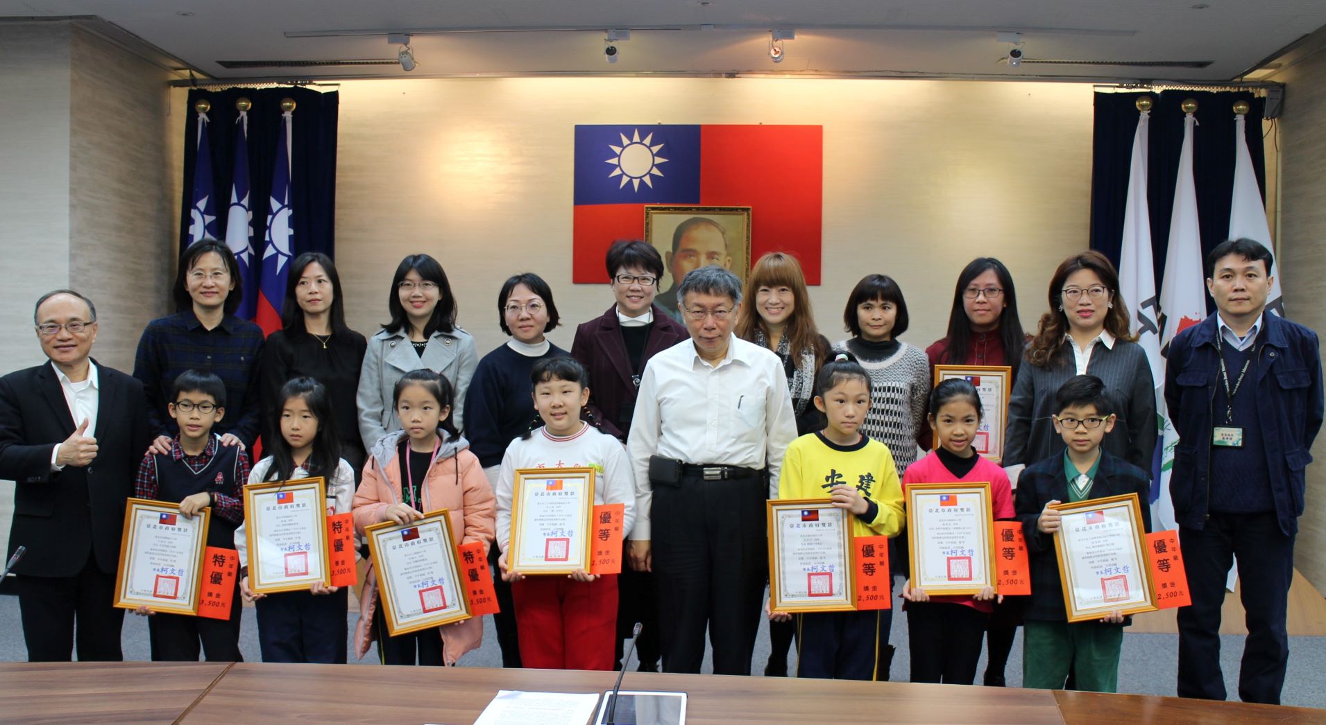 率全國之先！北市首推「勞動權益四格漫畫」 柯文哲市長親頒獎給國小特優師生