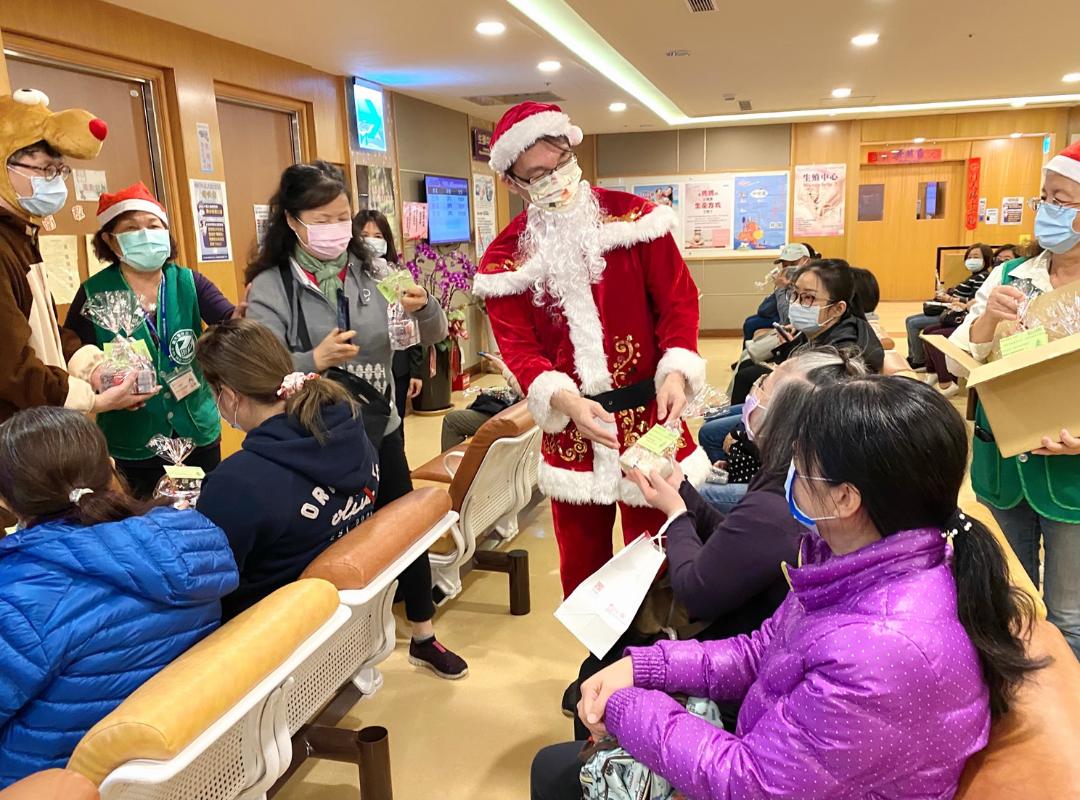 高雄市義大大昌院長張基昌扮聖誕老人 溫馨送禮