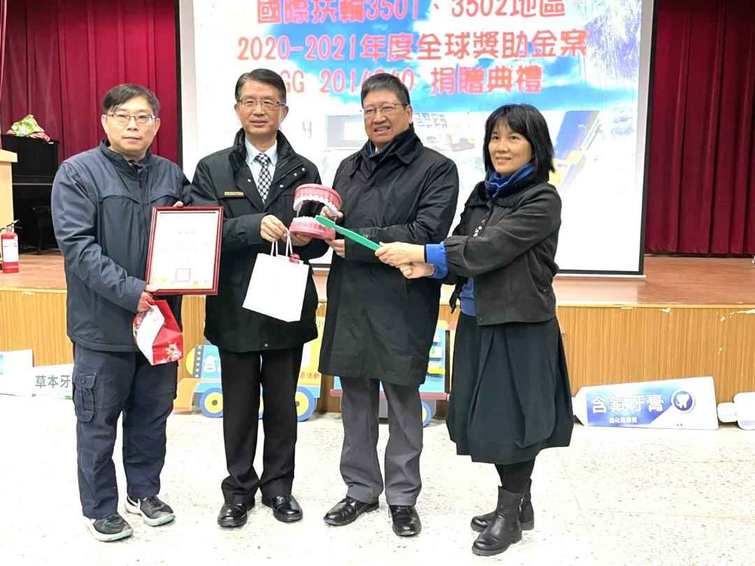 扶輪社捐醫療設備 新竹縣長楊文科頒發感謝狀