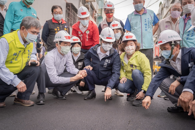 高雄市長陳其邁視察道路刨鋪 緊盯細節