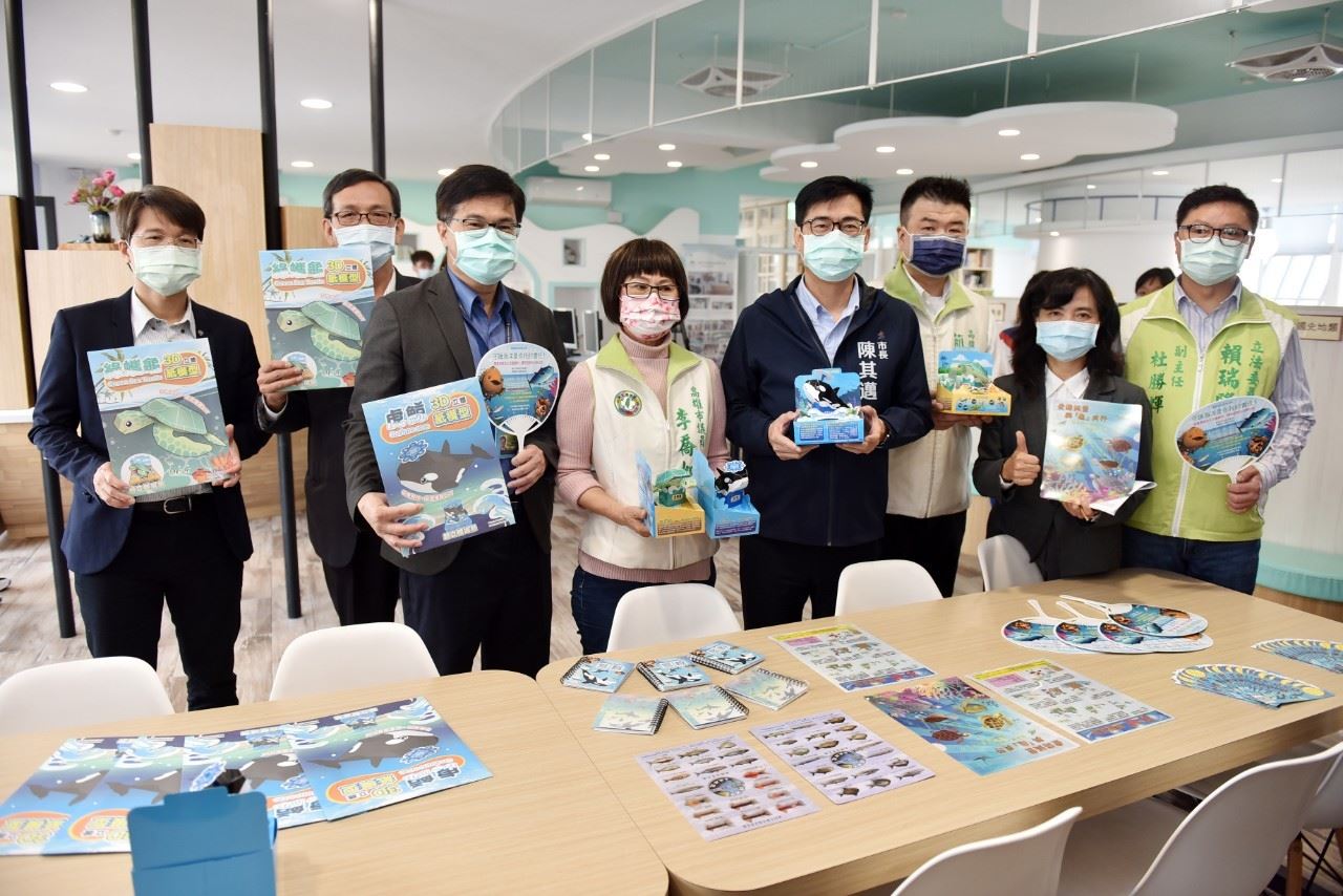 參訪最美社區共讀站 陳其邁推廣營養午餐加鳳梨 支持農民