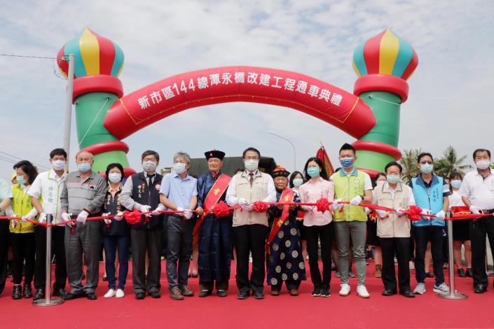 台南新市潭永橋改建通車 台南市長黃偉哲步行走新橋梁