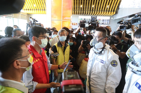 預防病毒進入高雄社區 市長陳其邁視察清消作業