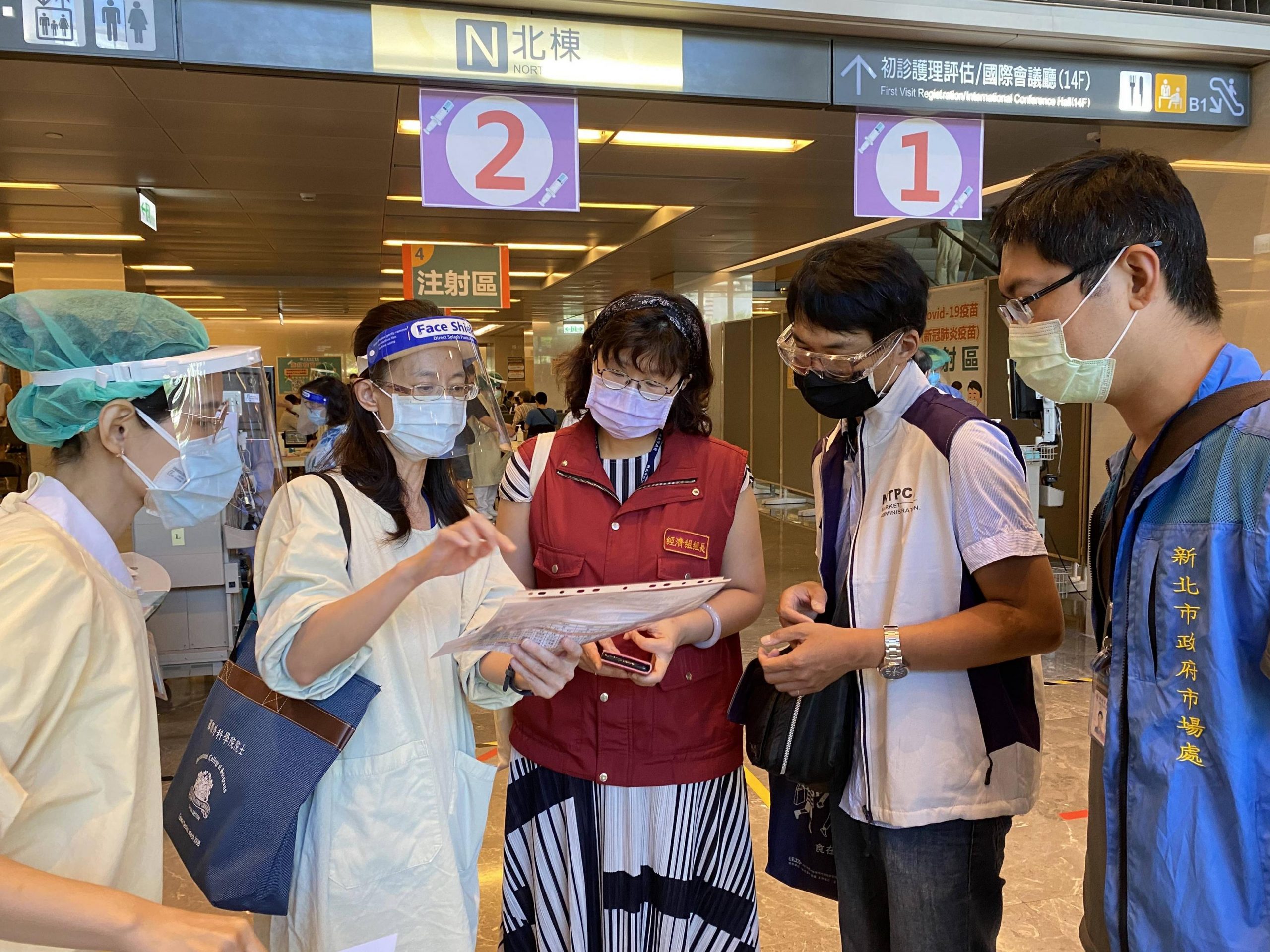 打疫苗抗病毒 新北零售市場攤商開打 首日秩序良好