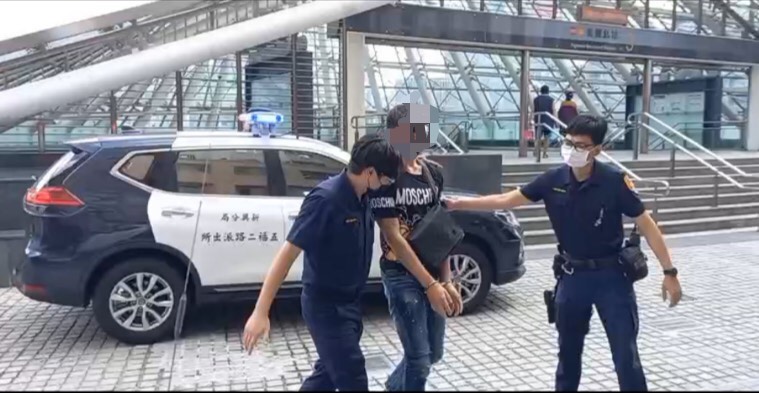 新興分局警稽查未戴口罩 槓上開花查獲車內藏毒