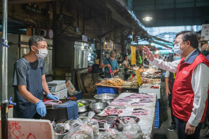 桃園市長鄭文燦視察南門市場 盼共度難關