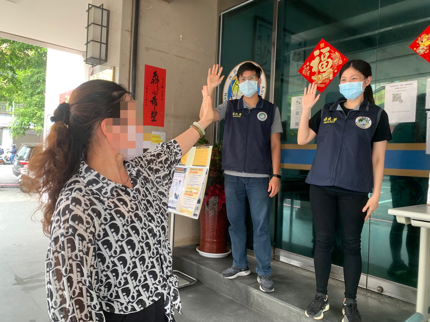 高雄移民署與市府攜手合作 共同推廣安心採檢防疫專案