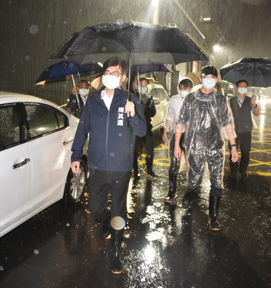 高雄大雷雨狂炸 市長陳其邁視察積淹水區