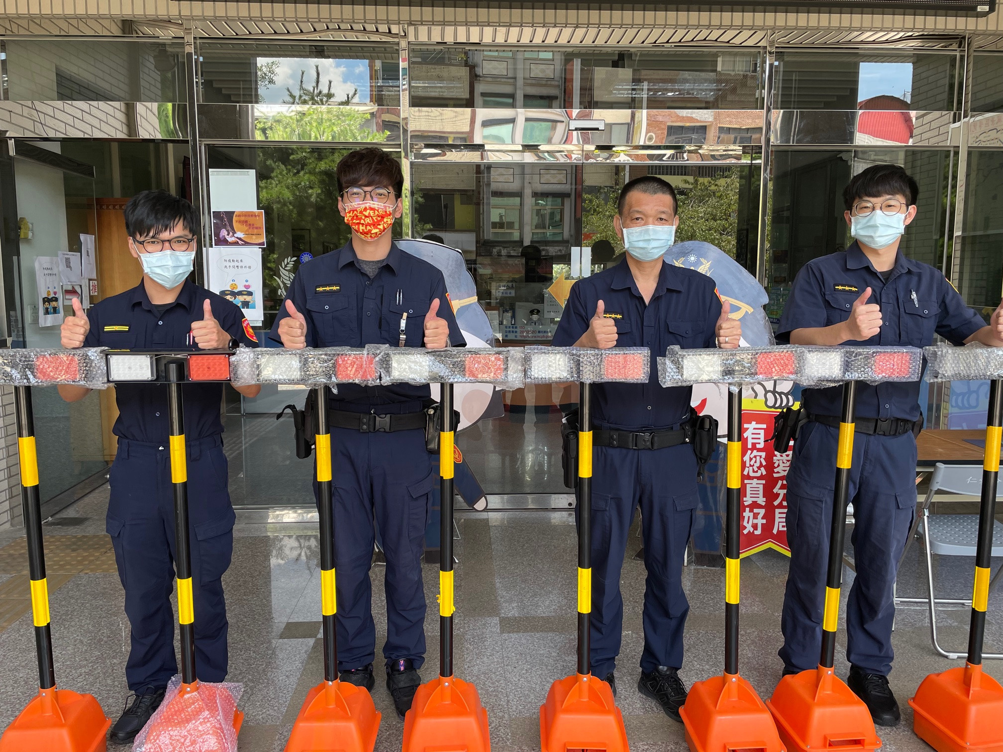 守護原鄉 善心人士贈仁愛警分局太陽能方型紅藍爆閃警示燈