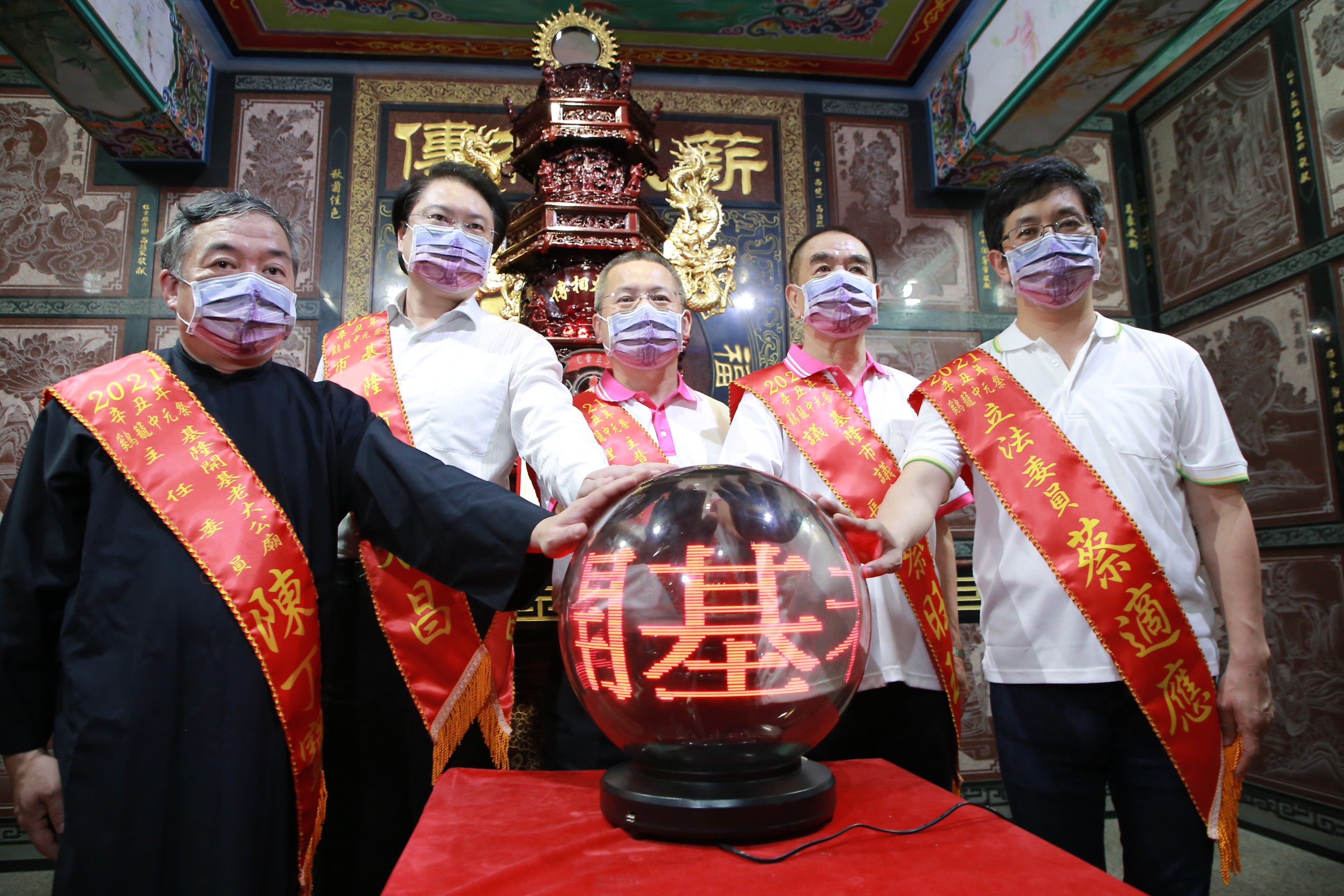 鷄籠中元祭 上千盞普度公燈同時亮起