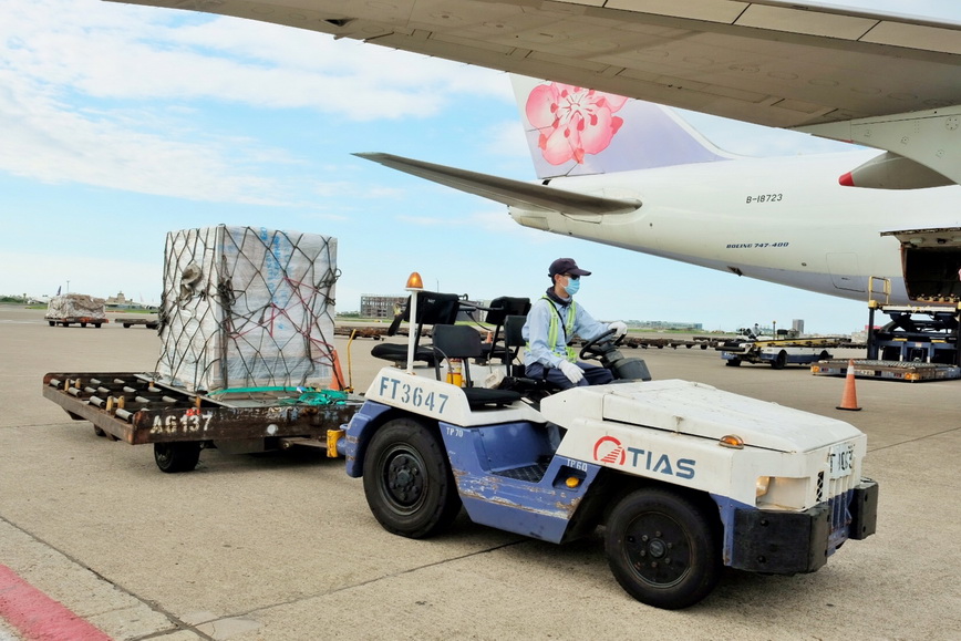 自購莫德納疫苗二十四‧九六萬劑抵台