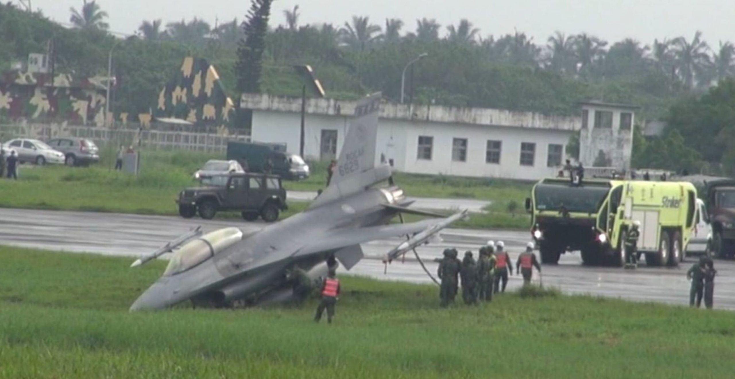 漢光預演的一架Ｆ─十六戰機衝出跑道 機頭插入土裡