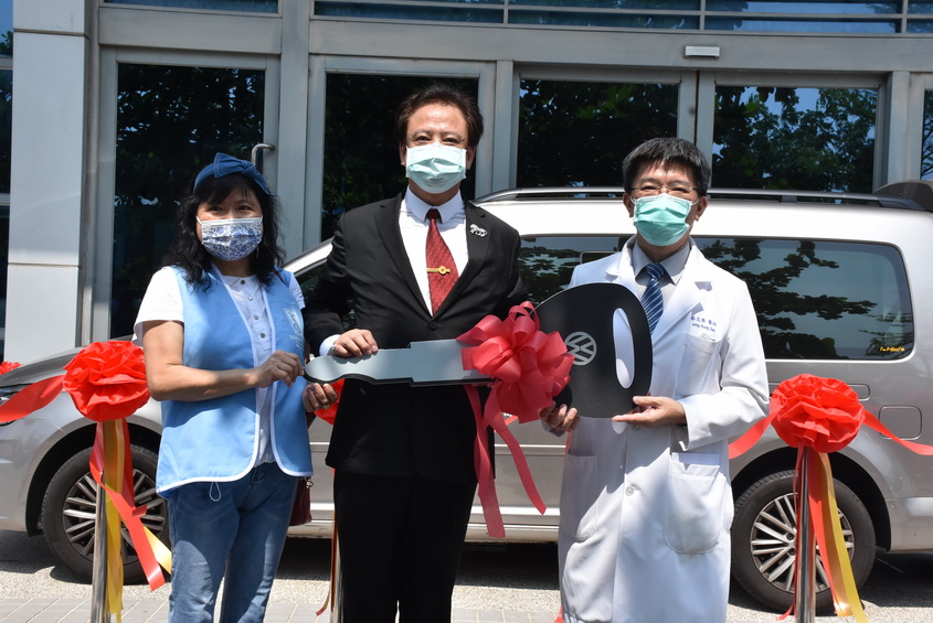 高醫校友捐贈旗津醫院「長照福祉車」 造福旗津在地長者