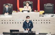 高雄市長陳其邁到市議會進行施政報告與質詢