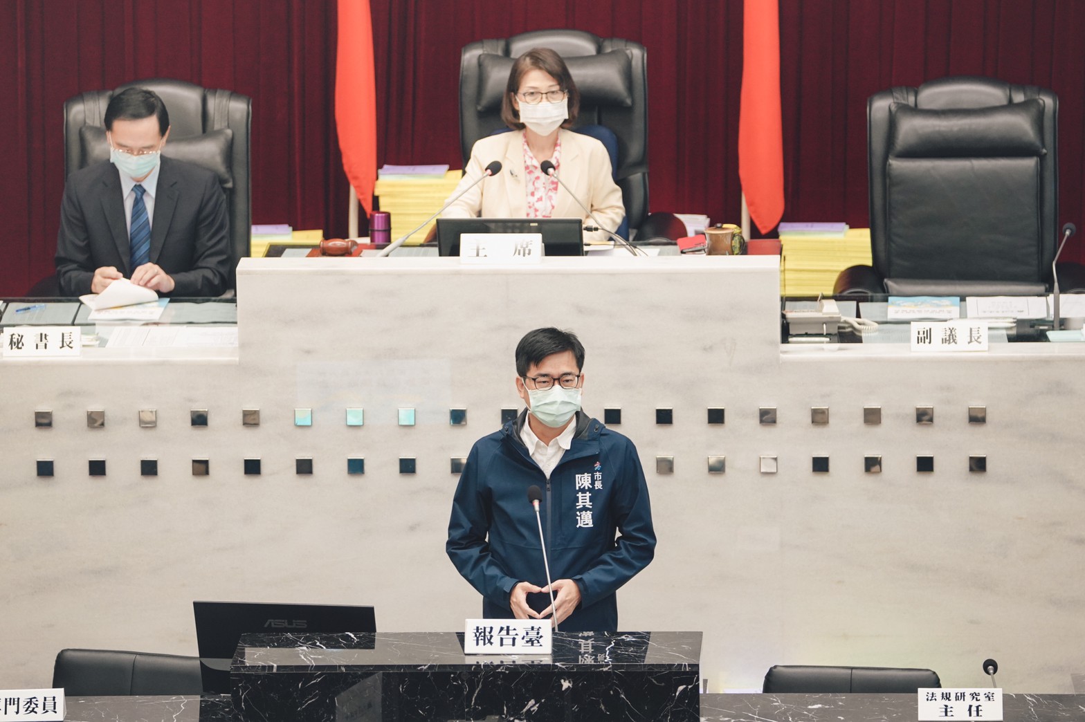 高雄市長陳其邁到市議會進行施政報告與質詢