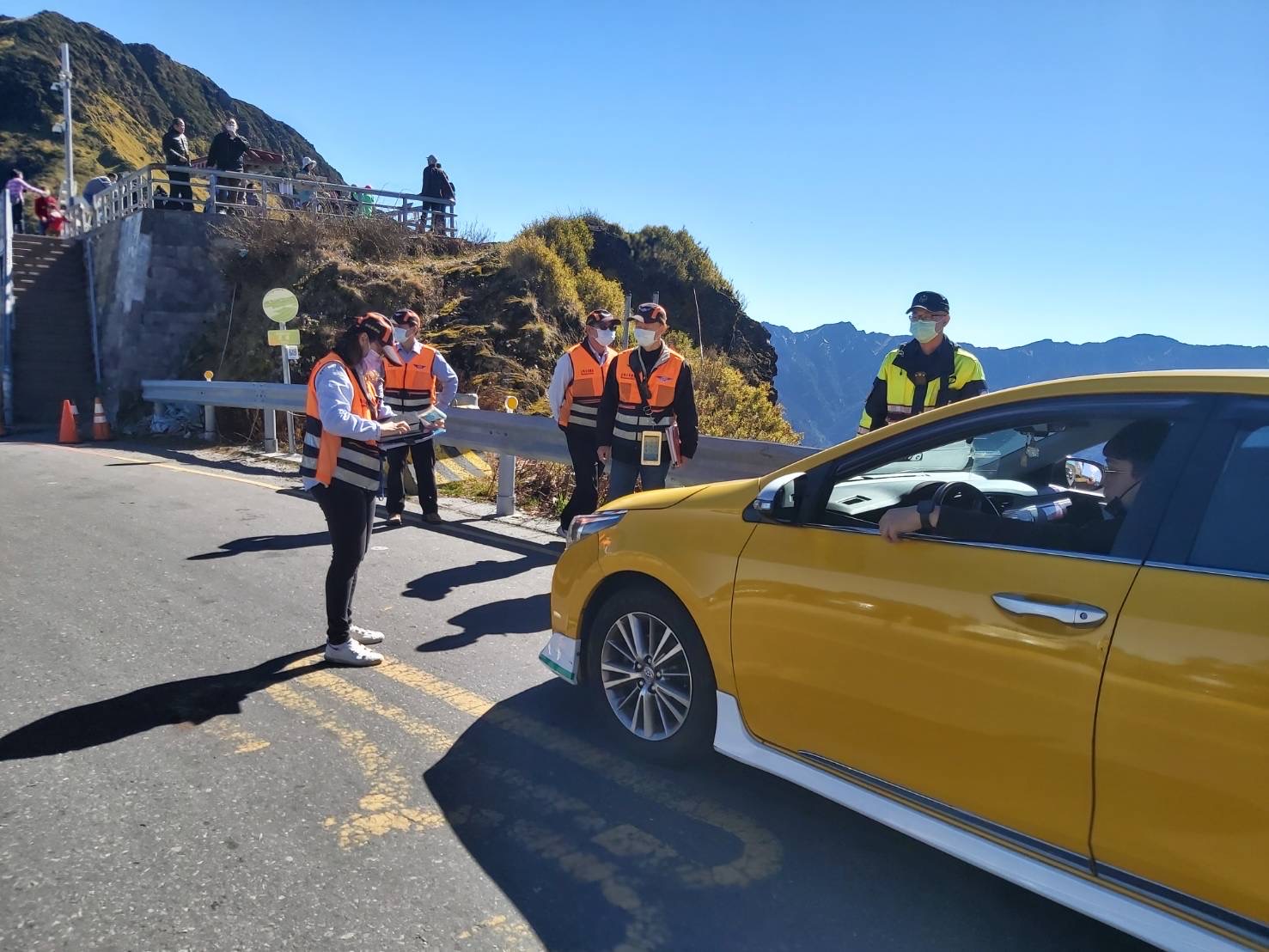 合歡山武嶺白牌車違規營業 仁愛警分局稽查取締