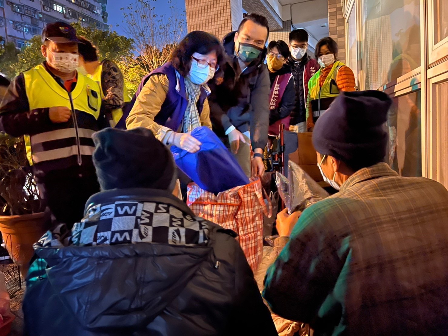 強烈寒流來襲 新北市結合十四區公所提供街友禦寒