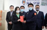 蔡英文總統台南市察局 慰勉歸仁分局頒發慰勉金 祝福「新年快樂」