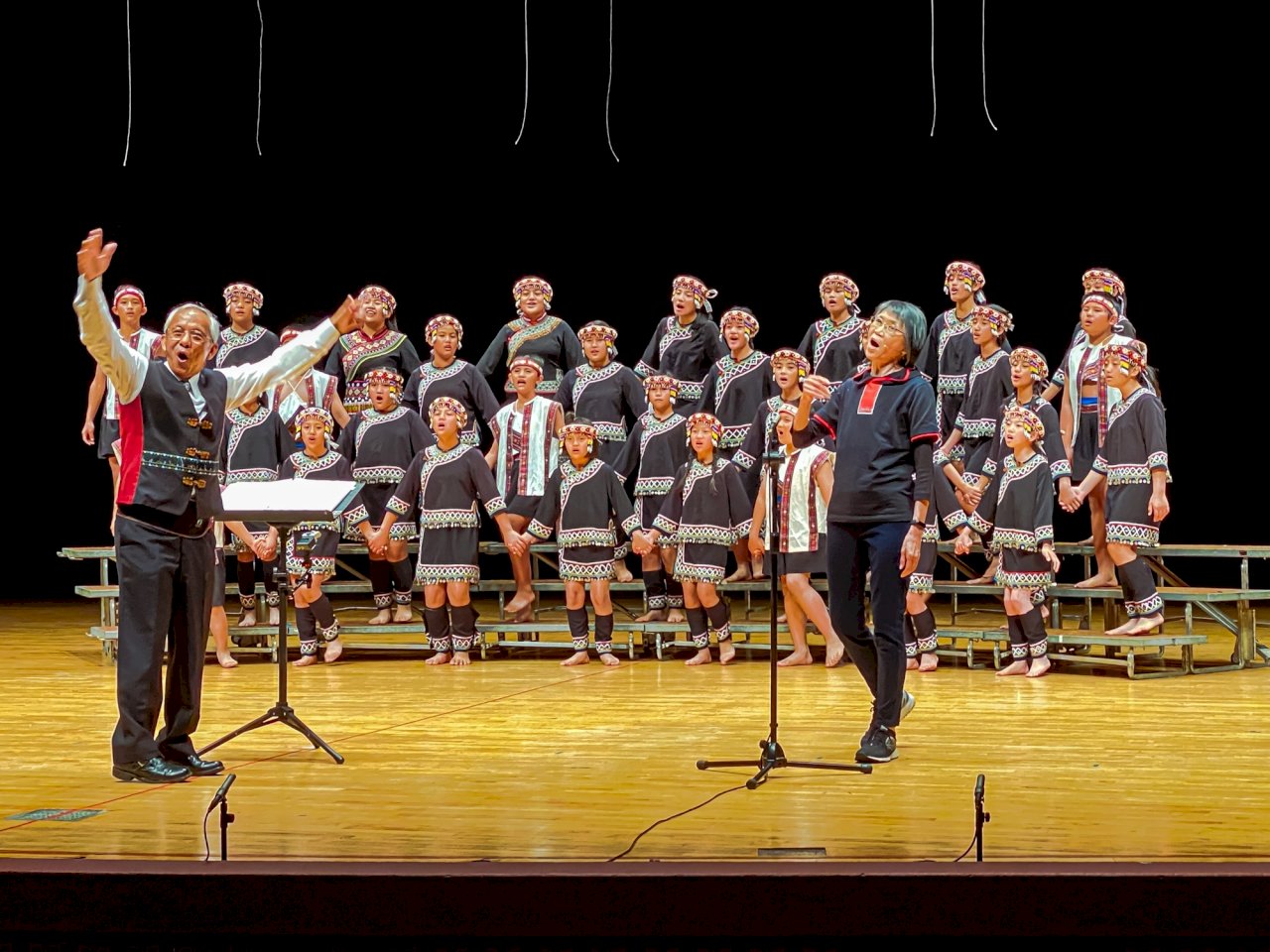 「點亮南島募款音樂會」 榮譽團長周美青壓軸開嗓