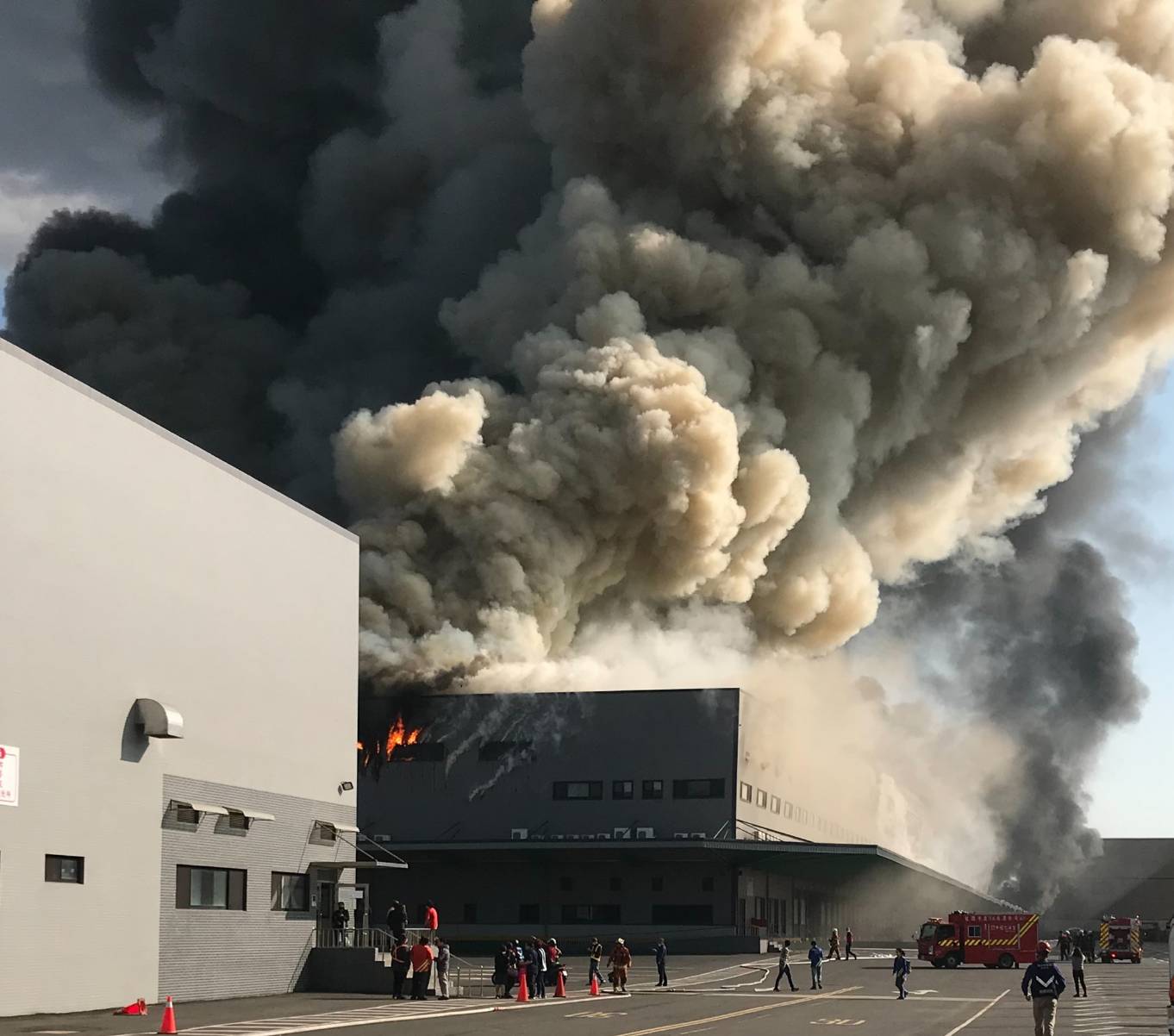 桃園市楊梅家樂福倉庫大火 二萬坪付之一炬