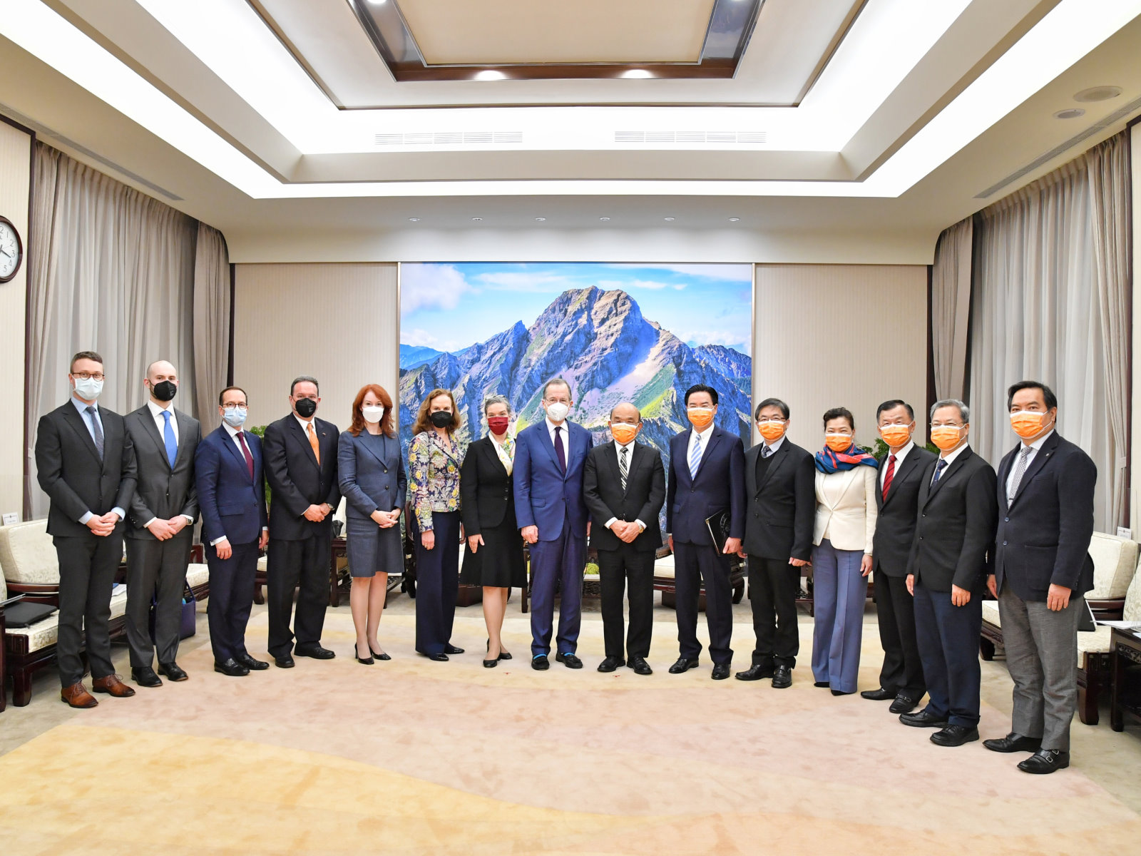 行政院長蘇貞昌接見美訪團 喊台灣要「自助而後人助」