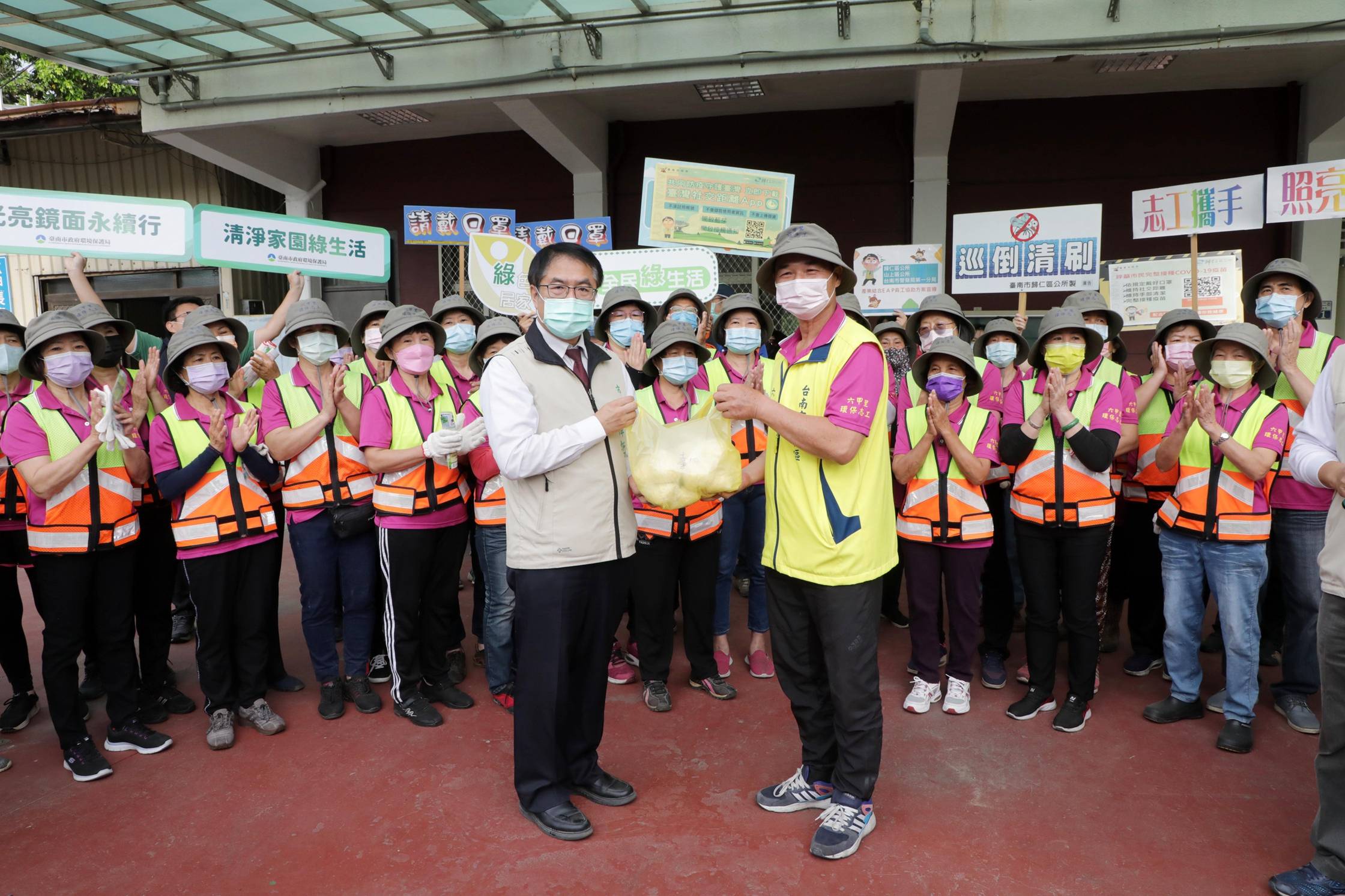 擦路口反射鏡「最美的風景」台南市長黃偉哲感謝志工付出