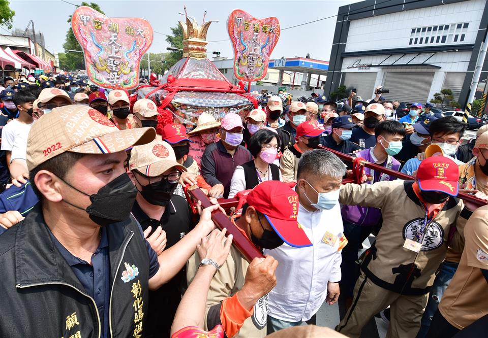 大甲媽祖鎮瀾宮媽祖壬寅年繞境抵彰化 縣長王惠美親接駕