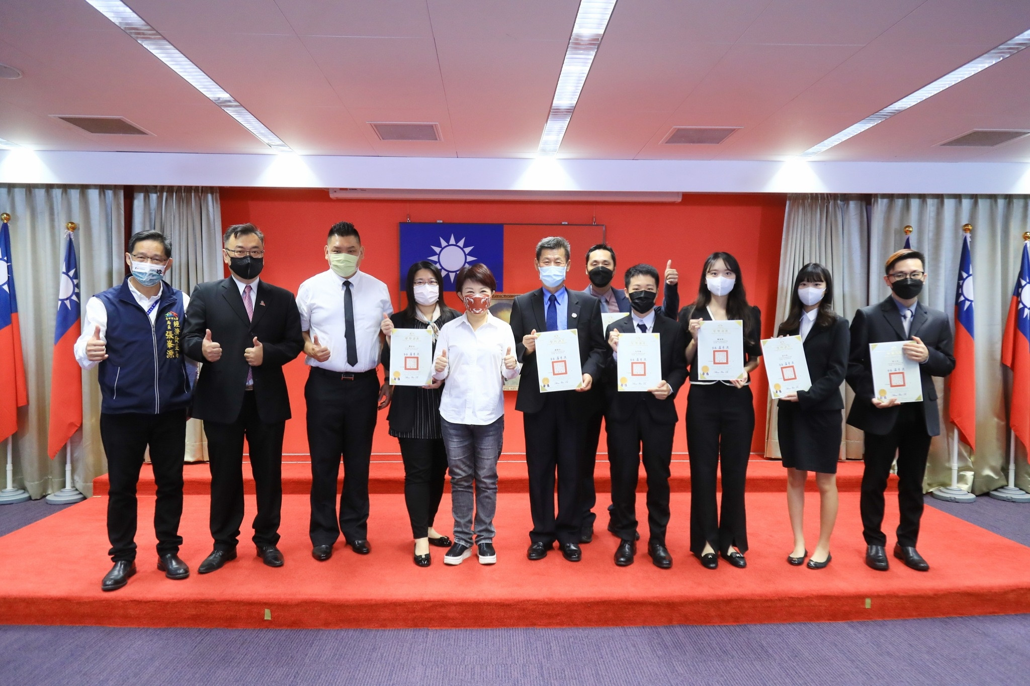 台中市長盧秀燕嘉勉為國爭光 謝俊宏等十三人榮獲德國紐倫堡發明獎