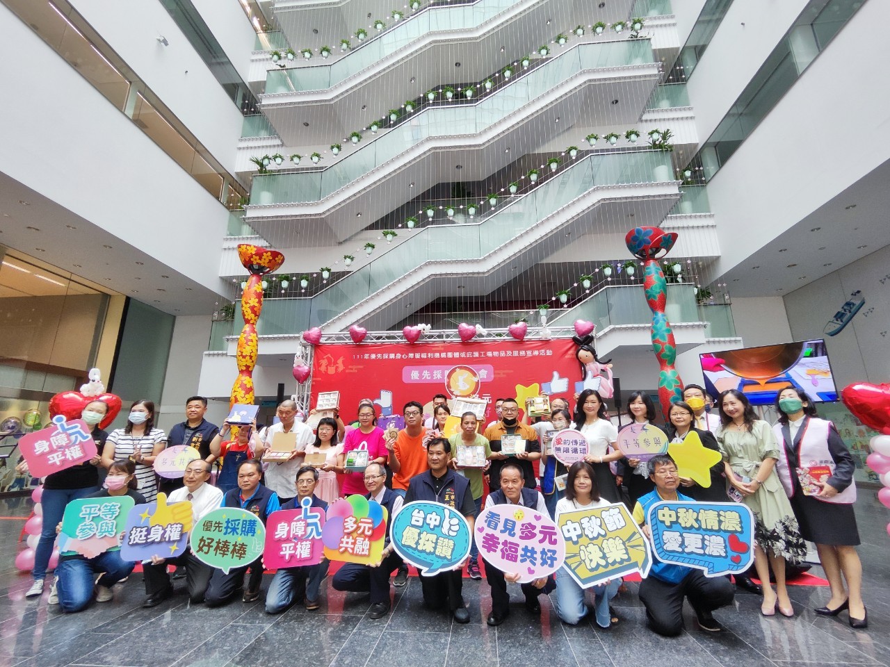 台中市政府邀民眾支持身障團體產品 中秋送禮首選糕餅和手工皂