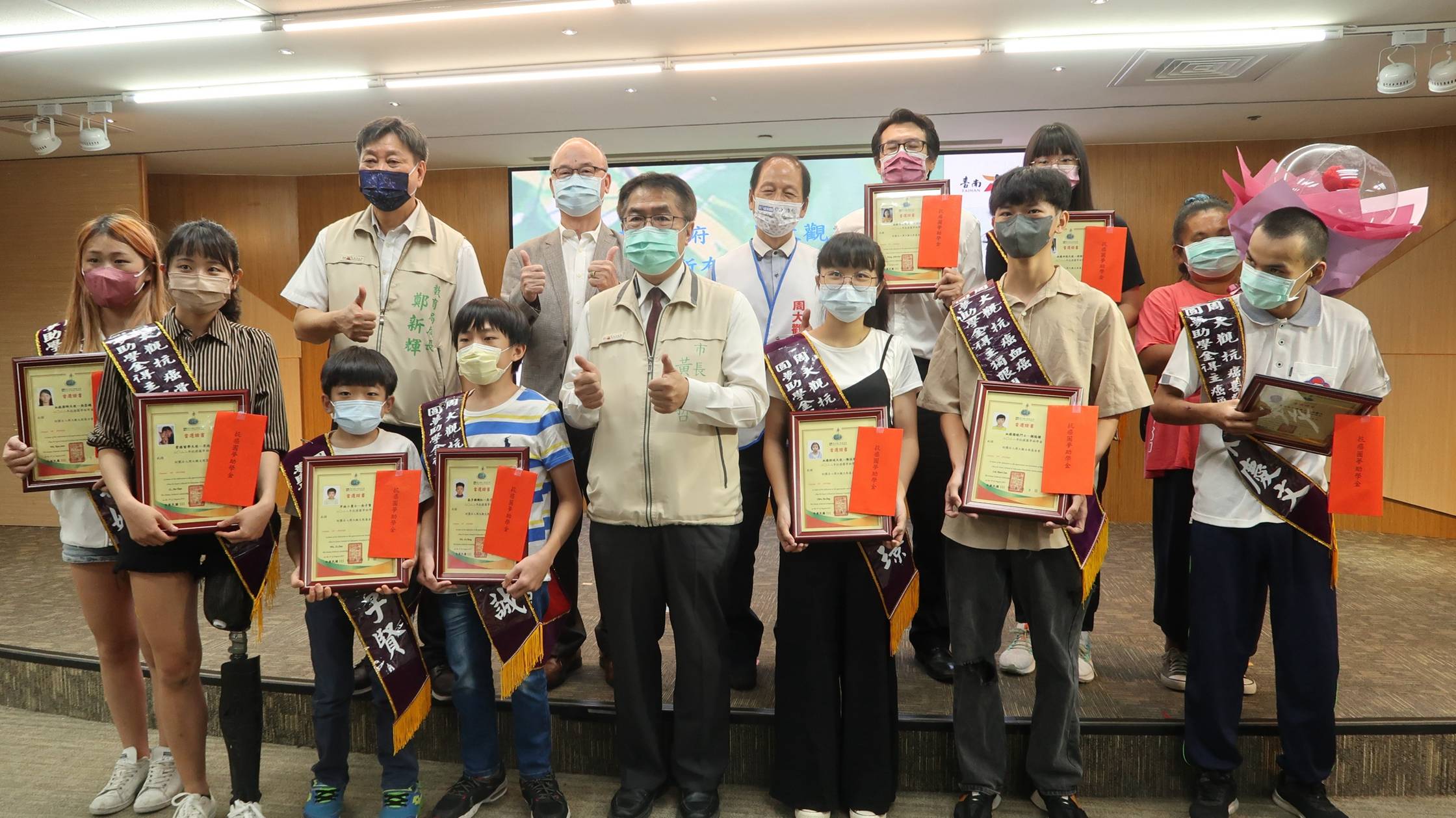 台南九學生獲周大觀圓夢助學金 市長黃偉哲為抗癌勇士加油