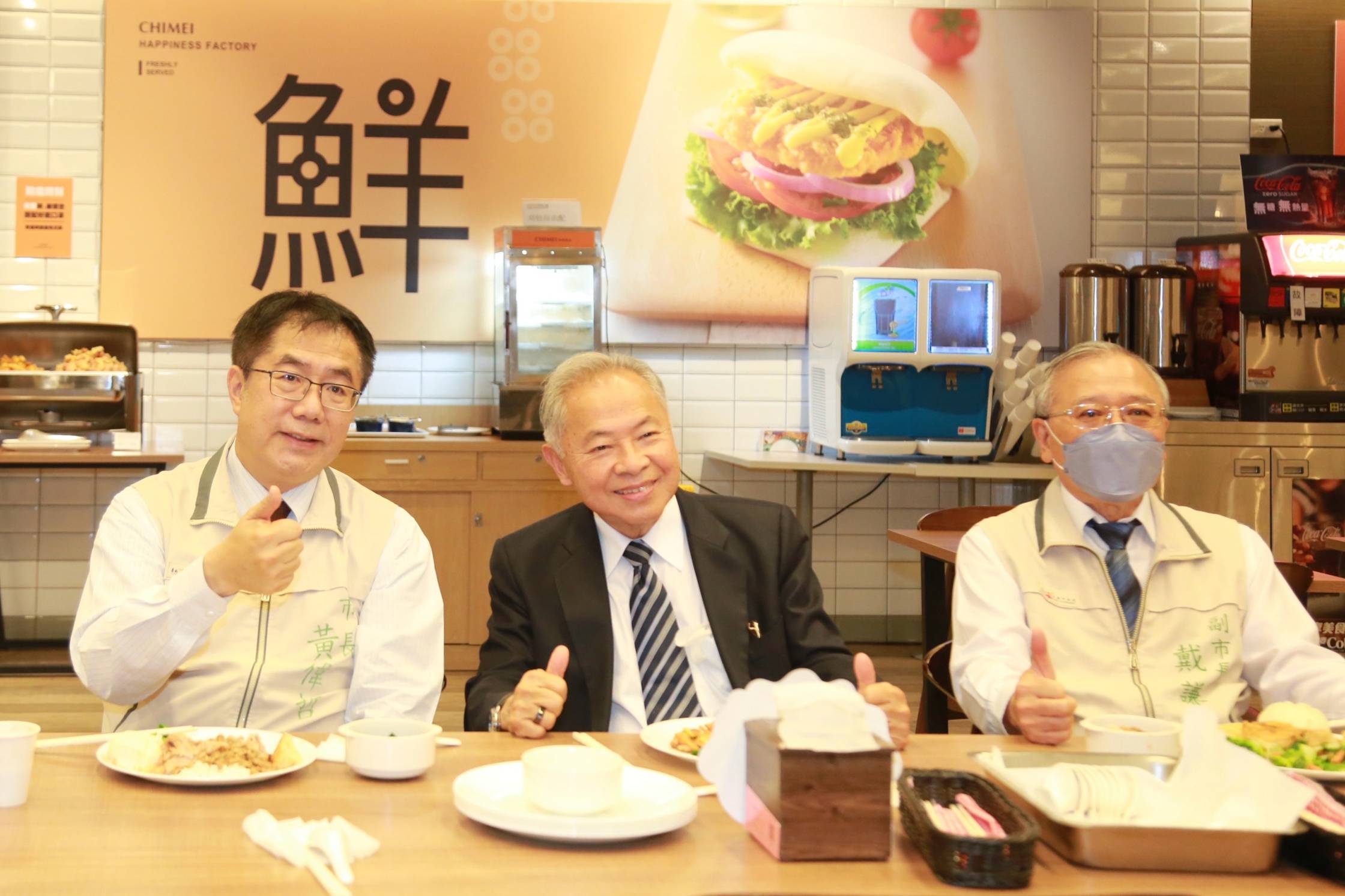 台南市長黃偉哲快閃奇美觀光工廠 發送美食優待券